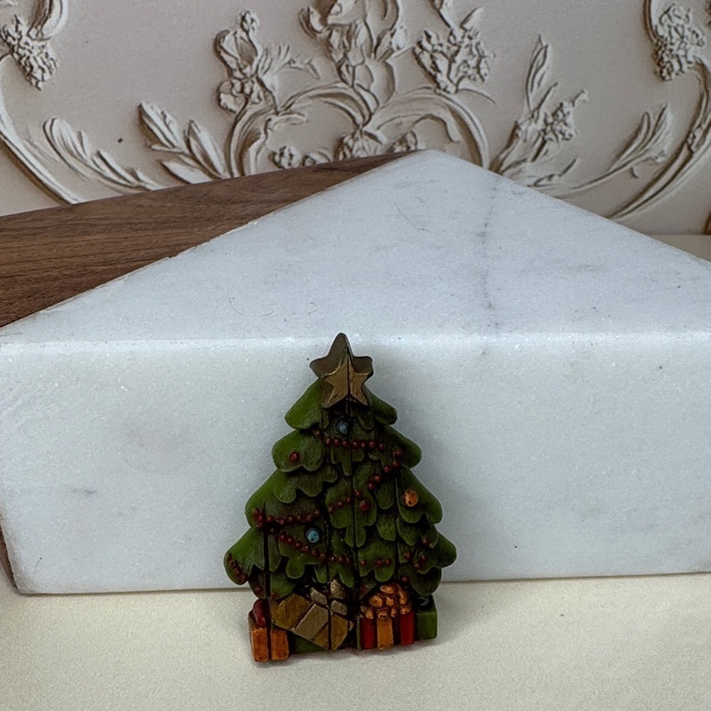 Vintage Jewelry Hallmark Christmas Tree with Presents Pin Brooch C Clasp #14